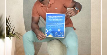 Asistente del congreso con su diploma