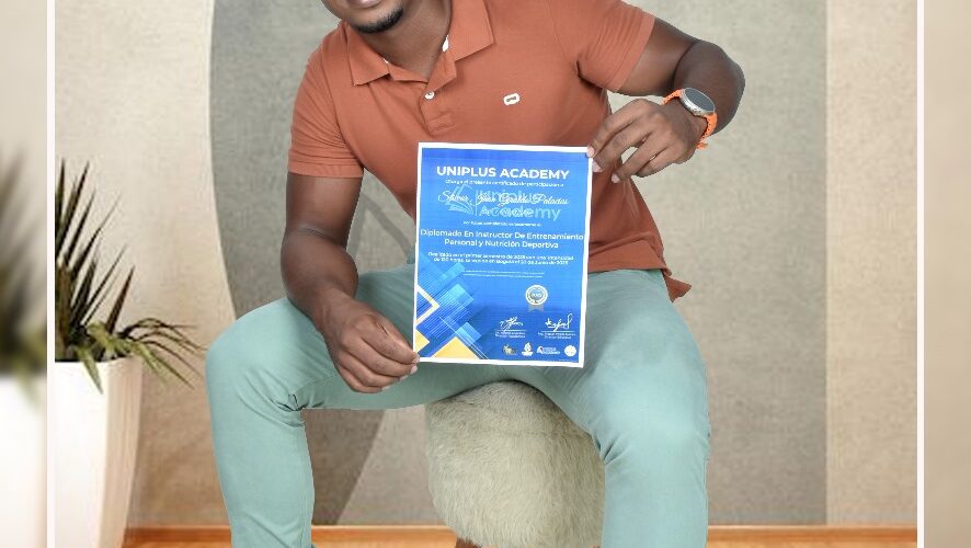 Asistente del congreso con su diploma