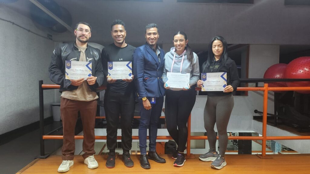 Asistentes al Diplomado con su certificado respectivo