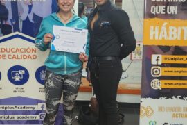 Director académico Adolfo Asprilla con asistente del diplomado