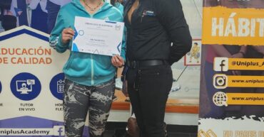 Director académico Adolfo Asprilla con asistente del diplomado