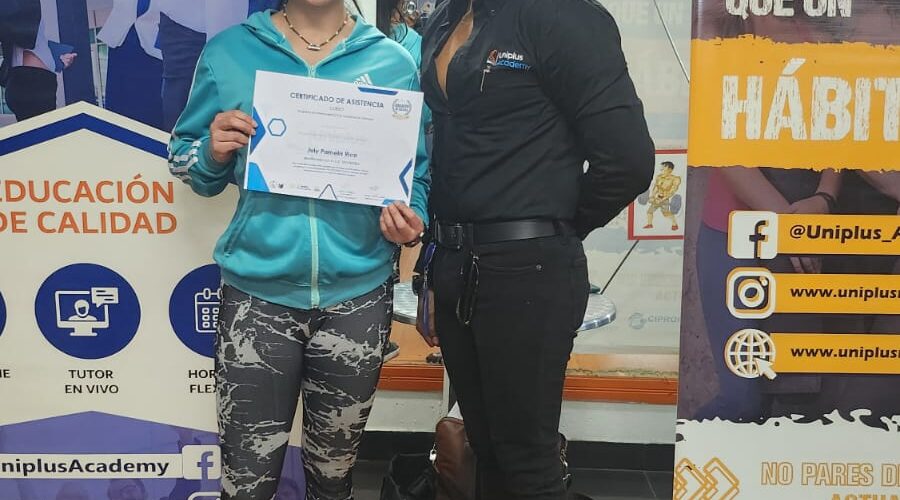 Director académico Adolfo Asprilla con asistente del diplomado