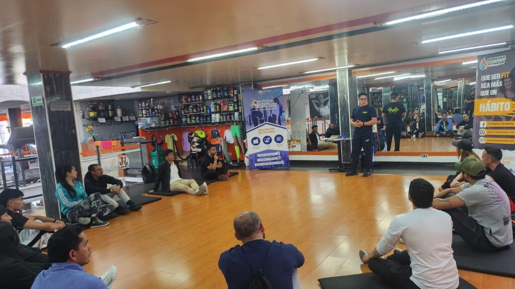 Docente impartiendo clase en un gimnasio