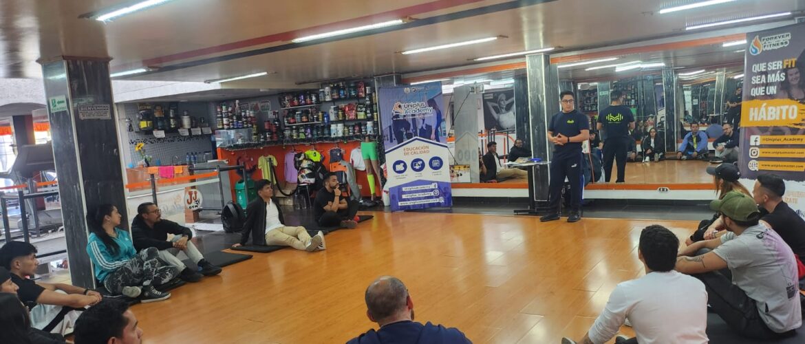 Docente impartiendo clase en un gimnasio