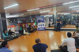 Docente impartiendo clase en un gimnasio