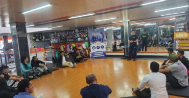 Docente impartiendo clase en un gimnasio