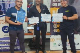 Director académico Adolfo Asprilla mostrando los certificados del diplomado