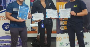 Director académico Adolfo Asprilla mostrando los certificados del diplomado