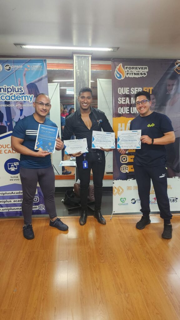 Director académico Adolfo Asprilla mostrando los certificados del diplomado