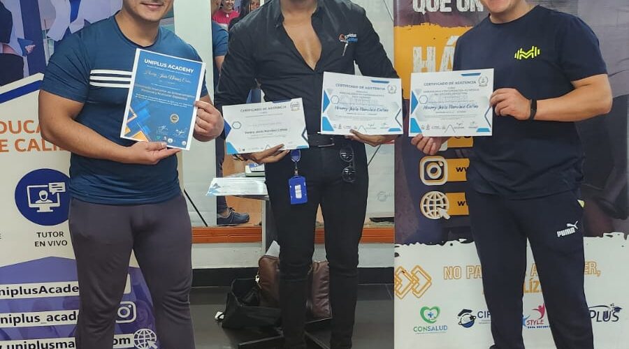 Director académico Adolfo Asprilla mostrando los certificados del diplomado